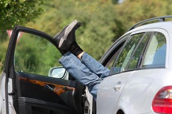 Autofahrer schläft mitten auf Kreuzung und verursacht hohen Schaden - Wie der Mann in seinem Auto schlief, teilte die Polizei nicht mit.