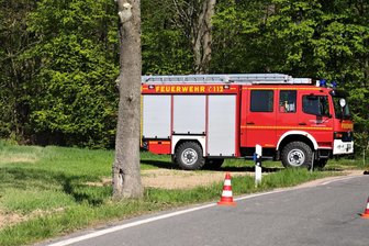 Autofahrer stirbt nach Unfall zwischen Auerswalde und Garnsdorf - Am Sonntag kam ein Fahrzeug auf der Amtmannstraße von der Fahrbahn ab.