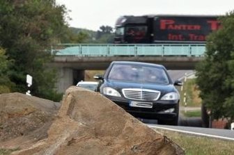 Autofahrer stößt gegen Findling - Dieser neben der Straße zwischen Meerane und Crimmitschau liegende Felsbrocken ist Dienstagnacht einem Toyota-Fahrer zum Verhängnis geworden.