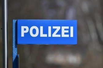 Autofahrer stößt mit Fußgänger zusammen -