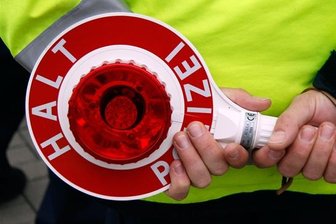 Autofahrer stoppen Betrunkenen - 