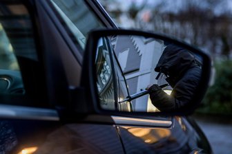 Autofahrer tappen wortwörtlich im Dunkeln: Ungewöhnliche Diebstahlserie im Vogtland wirft Fragen auf - In einer Nacht haben Täter mehrere Audis im Vogtland aufgebrochen.