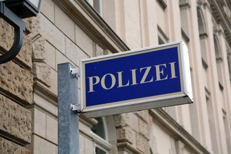 Autofahrer verletzen Bauarbeiter auf abgesperrter Straße -