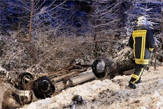 Autofahrer verletzt sich bei Unfall nahe Vogelsgrün leicht - Drei Feuerwehren waren zum Bergen des in einem Trinwkassereinzugsgebiet verunglückten Autos im Einsatz.