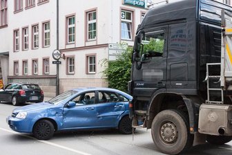 Autofahrerin bei Kollision mit Lkw verletzt - Verkehrsbehinderungen in Aue -