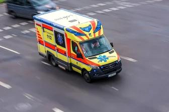 Autofahrerin bei Unfall auf A9 schwer verletzt - Die 23-Jährige wurde in ein Krankenhaus gebracht. (Symbolbild)