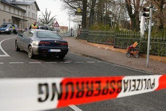 Autofahrerin erfasst Mutter und ihre kleinen Kinder - 
