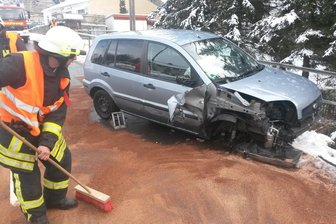 Autofahrerin fährt gegen Geländer - 