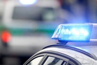 Autofahrerin geschlagen, Auto bespuckt, Hitler-Gruß gezeigt -