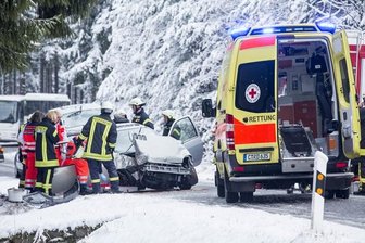 Autofahrerin nach Glätteunfall schwer verletzt -