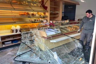 Autofahrerin rauscht durchs Schaufenster in Bäckerei in Plauen: Jetzt ist die Ursache für den Crash bekannt - Bäckermeister Erik Müller muss seine Filiale wegen der zerstörten Schaufensterscheibe vorübergehend schließen.
