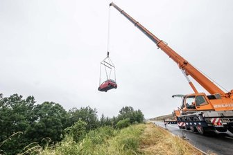 Autofahrerin weicht einem Tier aus und landet mit ihrem Fahrzeug im Wald - Auto landet im Teich