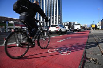 Autofahrstadt Chemnitz: Immer mehr zu Fuß, mit Rad und Öffis unterwegs - Auch in der eher hügeligen Stadt Chemnitz sind immer mehr Radfahrer unterwegs. Ihr Anteil am Gesamtverkehr liegt aber noch immer weit unter dem Durchschnitt vergleichbarer Städte.