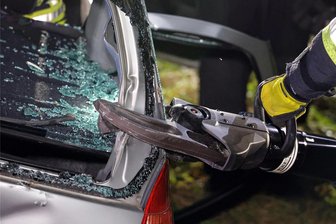 Autofahrt endet in der Gemeinde Rosenbach an einem Baum - Eine schwer verletzte Autofahrerin musste am Mittwoch bei Rodau aus dem Auto befreit werden (Symbolbild).