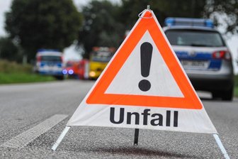 Autofahrt endet in Rosenbach nach Kollision im Wald - Einen Unfall hat es am Mittwochabend in Rosenbach gegeben.