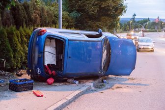 Autofahrt in Annaberg-Buchholz endet an Hecke - drei Verletzte - Bei einem Unfall am Sonntagabend in Annaberg-Buchholz gab es drei Verletzte.