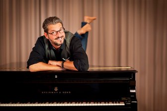 Autofrühling zeigt Trends, Touren durch Plauen und viel Musik: Tipps für das Wochenende im Vogtland - Pianist Felix Reuter gibt am Sonntag ein Gastspiel im Vogtlandtheater in Plauen. In seinem Programm „Die verflixte Klassik“ vermittelt er unter anderem Wissenswertes über berühmte Komponisten.