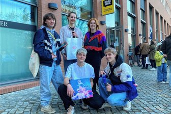 Autogrammstunde mit Blond: Fans wollen auf alles Unterschriften - von der Platte bis zur Haarbürste - Die Freunde und Mitbewohner einer Chemnitzer Studierenden-WG sind nach ihrem Treffen mit der Band sichtlich glücklich. Neben den signierten Gegenständen wird auch das Foto mit den Musikern einen besonderen Platz in der WG erhalten.