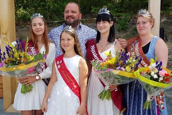 Autogrammstunde mit Königinnen am Nussknackermuseum in Neuhausen - Bei einem der vergangenen Treffen mit Neuhausens Bürgermeister Andreas Drescher.