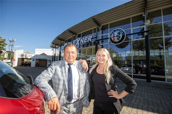 Autohaus Exner investiert in Plauen: „Wir versprechen uns ein deutliches Wachstum“ - Filialleiterin Kathleen Dartsch und Geschäftsführer Jörg Neupert vor dem Autohaus Exner in Plauen: Anfang Juni hatte das Unternehmen mit Stammsitz in Hof den Standort in der Vogtland-Kreisstadt übernommen.