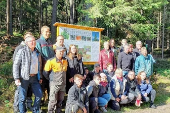 Autohaus führt Baumpflanzaktion im Stadtwald Klingenthal durch - Erinnerungsfoto der Teilnehmer der Pflanzaktion im Klingenthaler Stadtwald vor der neuen Info-Tafel. Links Mario Ebert, Geschäftsführer von Zimpel & Franke und Revierförster Tony Gottschlich.