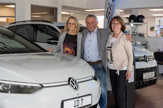 Autohaus Meinhold Auerbach: Wenn der Vater an die Tochter übergibt - Kathrin Nethel (links) übernimmt das Autohaus von ihren Eltern Jürgen und Ingrid Meinhold. Mit 75 Mitarbeitern ist das familienbetriebene Unternehmen schon ein beachtlicher Arbeitgeber in der Stadt.