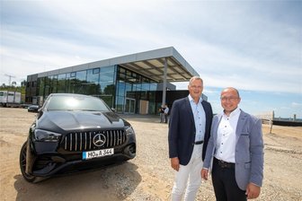 Autohaus-Neubau in Plauen: „Wenn Sie aufgegeben hätten, hätte es uns das Genick gebrochen“ - Geschäftsführer Alexander Müller und Betriebsleiter Torsten Bergner am neuen Autohaus von Auto-Müller in Oberlosa: Neben Mercedes-Benz wird dort künftig auch die Marke Hyundai vertrieben.