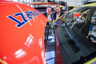 Autohersteller Binz will in Plauen weiter wachsen: Werben um Fachkräfte auch bei VW in Zwickau - Binz-Geschäftsführer Carsten Bothmann (links) und Produktionsleiter Mario Scheffel an einem Notarztfahrzeug, das für den Landkreis Mittelsachsen bestimmt ist: Das Unternehmen will am Standort Plauen weiter wachsen.