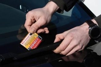 Autokärtchen-Verteiler gestellt - Sie sind oft ein Grund für Ärger: die Werbekarten der Autohändler. 