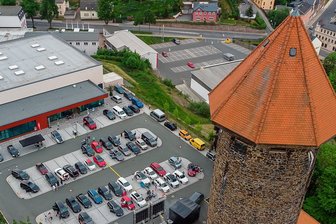 Autokino-Saison endet, "echtes" Kino startet bald - Das Autokino an der Schlossarena zog in diesem Jahr 2500 Besucher an, im Bild das Konzert von Rock Ambulance am Freitag. Foto: David Rötzschke.