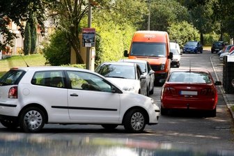 Autokolonnen in Wohngebiet - Eine Hauptverkehrsstraße? Nein, die Dr.-Kurt-Fischer-Straße ist normalerweise eine ruhige Wohngegend.