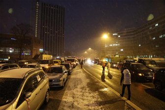 Autokorso aus Mittelsachen: Brückenstraße in Chemnitz eine Stunde gesperrt - Bei dem Autokorso aus Penig waren vor allem kleinere Autos, wenige Lkw und Traktoren dabei.