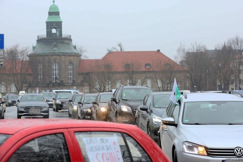 Autokorso fährt von Zwickau nach Chemnitz zu Querdenker-Kundgebung - Gegen 12.20 Uhr setzte sich der Konvoi in Bewegung. 
