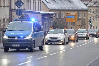 Autokorsos in Freiberg: Verkehrsbehinderungen halten sich in Grenzen - Im Gewerbegebiet „Schwarze Kiefern“ an der Halsbrücker Straße in Freiberg hatte sich am Freitag gegen 15 Uhr ein Protestkonvoi durch die Kreisstadt formiert. Das Bild zeigt die Kolonne auf der Dresdner Straße.