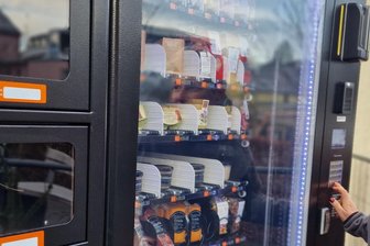 Automat bei Carli’s Kaffeerösterei im Vogtland ist wieder heil - Der Automat von Carli’s Kaffeerösterei in Rodewisch ist mittlerweile repariert.