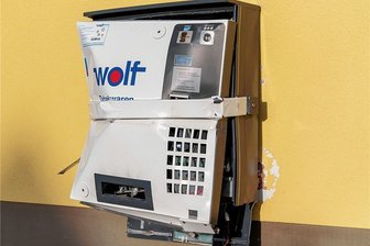 Automatensprenger aus Rochlitz und Chemnitz: Drogenabhängigkeit führt in Kriminalität - Die Automaten wurden, analog wie hier in einem ähnlichen Fall in Erlau 2020, aufgesprengt. 