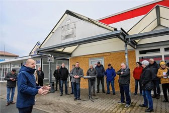 Automatensprengung in Lichtenau: Wann kann im Olipark wieder Geld abgehoben werden? - Klaus Borrmann von der Sparkasse Mittelsachsen (links) verspricht den Bankkunden: "Der Sparkassenautomat im Olipark wird wieder aufgebaut." 