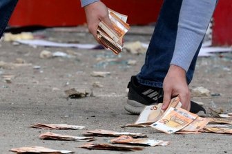 Automatensprengung: Von der Beute fehlt bislang jede Spur - Zeugen halfen damals mit, die Geldscheine aufzulesen