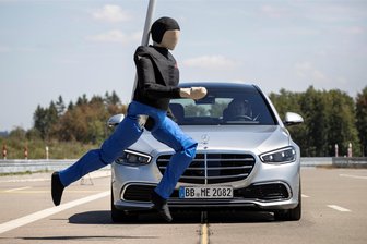Automatisches Tempolimit: Diese Assistenzsysteme sind ab 7. Juli Pflicht in allen Neuwagen - City-Notbremsassistenten gehören bei vielen Autos längst zur Serienausstattung. Neue Systeme können Unfälle auch bei Autobahntempo verhindern oder abmildern.