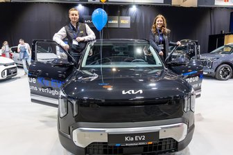 Automesse in Chemnitz: Besucher bleiben beim E-Auto zurückhaltend - Markus Ullmann und Melanie Rothenberger mit dem neuen Kia EV2: Das Modell soll den Einstieg in die E-Mobilität erleichtern.