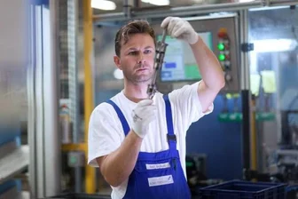 Automobil-Zulieferer Koki bündelt die Produktion in Glauchau - Ralf Grzibek, Mitarbeiter der Koki Technik Transmission Systems aus Niederwürschnitz, prüfte ein Bauteil für ein Schaltgetriebe. 