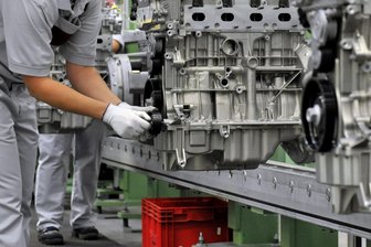 Automobilbranche im Krisenmodus: „Der Mittelstand in Deutschland muss mutiger werden“ - Bei einem Automobilzulieferer arbeitet eine Mitarbeiterin in der Montage an einem Motor. Die Zulieferindustrie muss flexibler werden, fordert ein Branchenexperte.