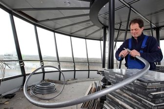 Automobilclub rüstet Sachsenring-Turm auf - Der Mitte der 90er-Jahre gebaute Rennturm wird momentan modernisiert. Der Hohenstein-Ernstthaler Sirko Fröde (Foto) kümmert sich um die Heizung- und Sanitärinstallation. Wenn er aus dem Fenster sieht, blickt er auf den neuen Start- und Zielturm an der Boxengasse.