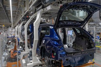 Automobilexperte: Brauchen Batteriezellenfertigung in Sachsen - Roboter erledigen im VW-Werk in Zwickau Montagearbeiten an einem Audi Q4 Etron. Das Werk hat als E-Auto-Fertigungsstätte im Unternehmen Vorrang bei der Teileversorgung.