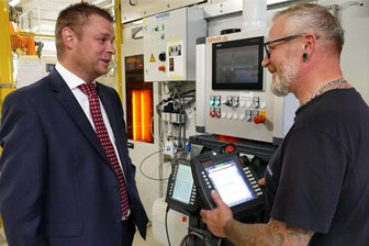 Automobilzulieferer Aluchrom aus dem Erzgebirge legt Neustart hin: „Doch nun haben wir ein Riesenproblem“ - Aluchrom-Geschäftsführer Sascha Spartmann (links) im Gespräch mit Mitarbeiter Jens Augustin. Beide freuen sich über den erfolgreichen Neustart, doch es gibt im Unternehmen ein großes Problem.