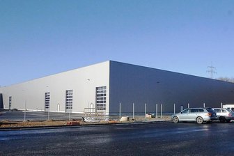 Automobilzulieferer Ideal erweitert: Oelsnitzer Werk steigert Kapazität um ein Viertel - Die Arbeiten an der neuen Halle des Autozulieferers Ideal werden in Kürze beendet.