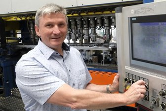 Automobilzulieferer investiert und baut Krisenzeiten vor - Hat nicht nur an dieser Tiefzieh-Transferpresse den Durchblick: Michael Ziemert, Technischer Leiter bei UFT.
