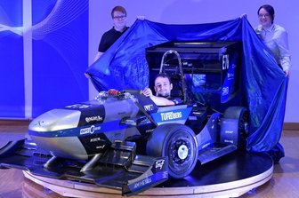 Autonom und mit Allradantrieb - Neuer Rennwagen ist startklar - Am Freitagabend wurde das neue Fahrzeug in der Alten Mensa durch Fahrer Juel Kassou, Svenja Linke und Dominik Kögler präsentiert.