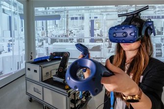 Autonomes Fahren 2025, Laptops in Schulen, Gesundheitsämter ohne Fax: So plant Sachsen die Digitalisierung - Die Zukunft der Arbeit: Luise Weißflog vom Mittelstand-Digital Zentrum der Technischen Universität Chemnitz demonstriert in der Experimentier- und Digitalfabrik den Einsatz von VR-Technologie in der Fabrikplanung.