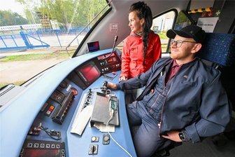 Autonomes Fahren: Chemnitzer testen zentimetergenaue Navigation mit Zug - Triebfahrzeugführer Daniel Martin und Stefanie Friedel vom Smart Rail Connectivity Campus bei einer Messfahrt mit einem Siemens Desiro von der DB RegioNetz Verkehrs GmbH/Erzgebirgsbahn.